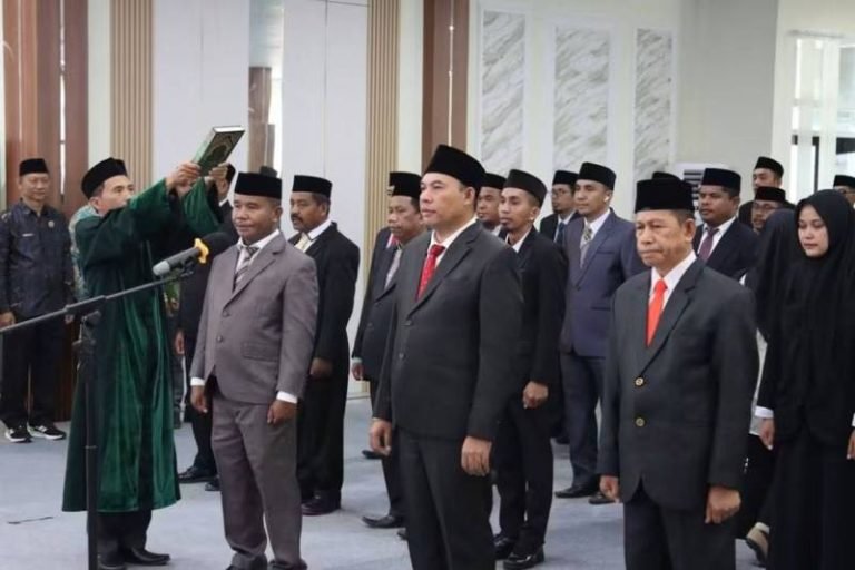 Kakanwil Kemenag Sultra H. Mansur saat memberikan arahan dalam acara pelantikan di Aula Kanwil Kemenag Sultra, Kendari.