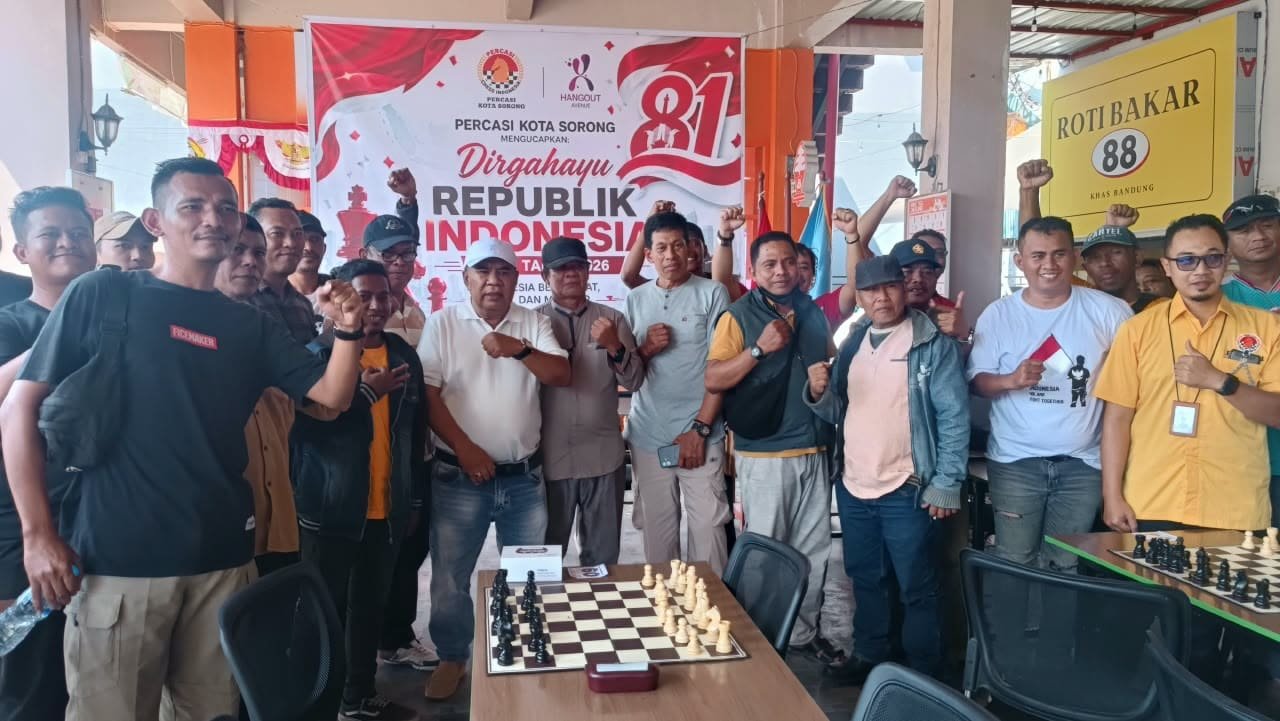 Ketua PERCASI Kota Sorong Syahbudin bersama panitia dan peserta berfoto bersama usai memberikan sambutan pada Kejuaraan Catur HUT RI Ke-81 di Kota Sorong, Senin (17/8/2026).