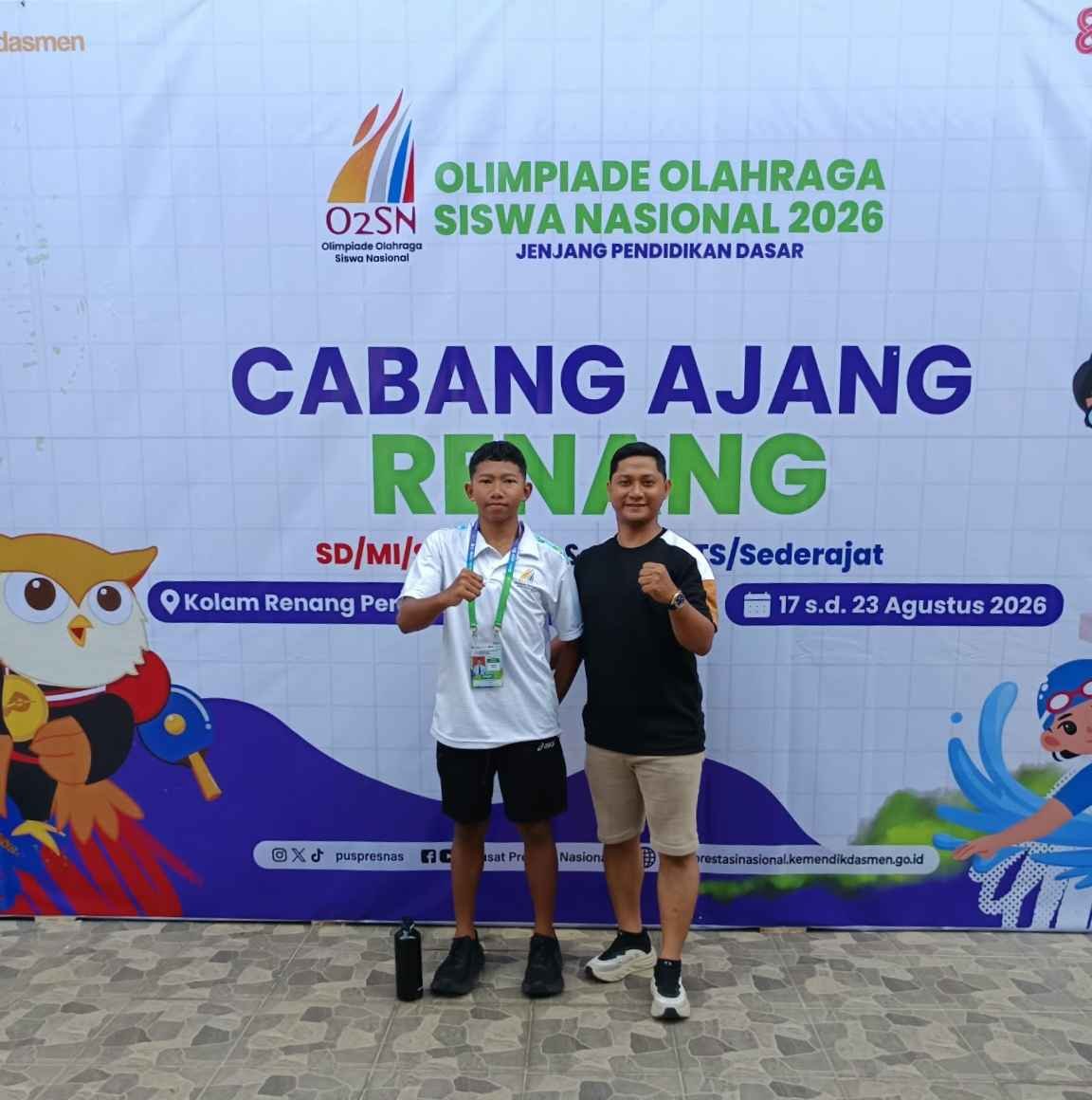 Guru pendamping MTs Negeri Kota Sorong, Nur Rahman Supian, bersama siswa Bilal Pasha Ramadhan pada ajang O2SN tingkat nasional cabang olahraga renang di Jakarta, Kamis (20/8/2026).