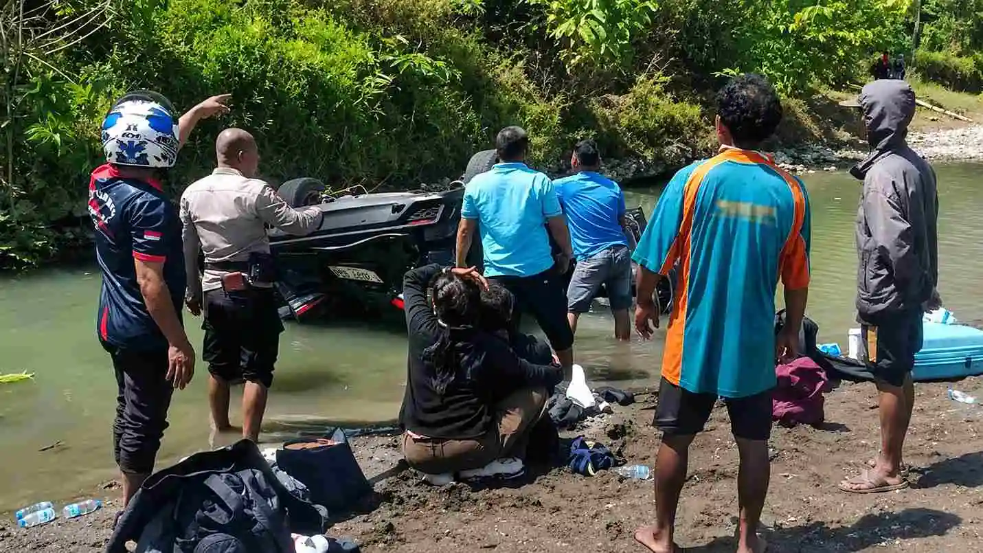 Mobil rombongan Pengadilan Agama Rumbia terjun ke bawah Jembatan Lebo, Desa Langkoroni, Kecamatan Maligano, Kabupaten Muna, Sulawesi Tenggara, Sabtu (22/8/2026).
