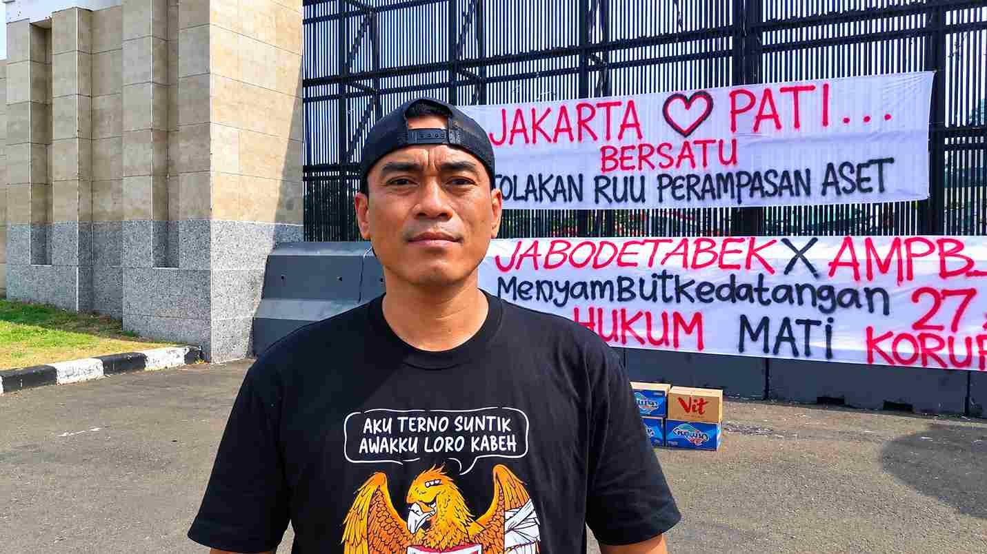 Aktivis Aliansi Masyarakat Pati Bersatu (AMPB) Supriyono alias Botok di depan Gedung DPR RI, Jakarta, Jumat (21/8/2026)