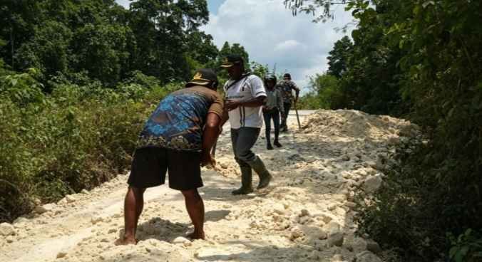 Kepala Distrik Seremuk Jhoni Kaliele bersama staf saat melakukan penimbunan jalan penghubung Seremuk, Klabot dan Buk.
